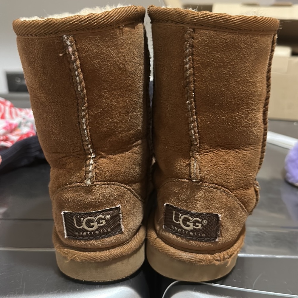 Girls UGGS - Picture 2 of 6